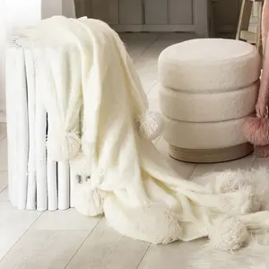 Becquet Plaid à POMPON 125 x 150 cm blanc écruVendu par3suisses