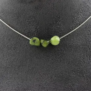 Long collier de perles en jade néphrite à un seul brin - En vente sur France