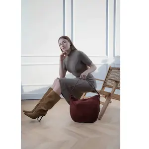 Abaco Studio - Sac porte épaule en Velours de Cuir Moss Bordeaux - 39x33x6 cm OS pas cher