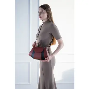 Abaco Studio - Sac bandoulière en Cuir Lara Bordeaux/Noir - 20x28x8 cm OS pas cher