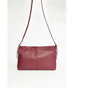 Abaco Studio - Sac bandoulière en Cuir Zita Bordeaux - 42x25x8 cm OS pas cher