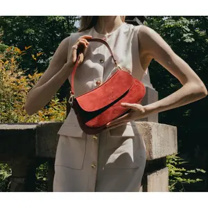 Abaco Studio - Sac porté épaule en Velours de Cuir Cyra Bordeaux - 27x14x6 cm OS pas cher