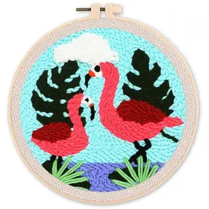 Comparateur de prix : Figured'Art Punch Needle Kit Complet pour Adultes et Enfants - Couple de Flamants Roses - Parfait pour Débutant. Set prêt à broder taille 20x20cm avec cadre circulaire