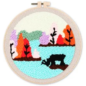 Figured'Art Punch Needle Kit Complet pour Adultes et Enfants - Renne au Bord d'un Lac - Parfait pour Débutant. Set prêt à broder taille 20x20cm avec cadre circulaire