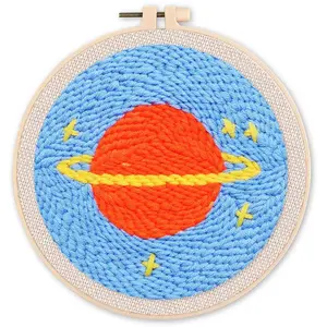 Figured'Art Punch Needle Kit Complet pour Adultes et Enfants - Planète Saturne - Parfait pour Débutant. Set prêt à broder taille 20x20cm avec cadre circulaire