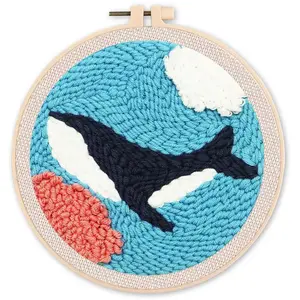 Comparateur de prix : Figured'Art Punch Needle Kit Complet pour Adultes et Enfants - Orque dans la Mer - Parfait pour Débutant. Set prêt à broder taille 20x20cm avec cadre circulaire