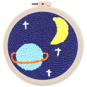 Comparateur de prix : Figured'Art Punch Needle Kit Complet pour Adultes et Enfants - Lune Étoilée et Saturne - Parfait pour Débutant. Set prêt à broder taille 20x20cm avec cadre circulaire