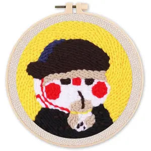Figured'Art Punch Needle Kit Complet pour Adultes et Enfants - Petit Garçon en train de Boire - Parfait pour Débutant. Set prêt à broder taille 20x20cm avec cadre circulaire