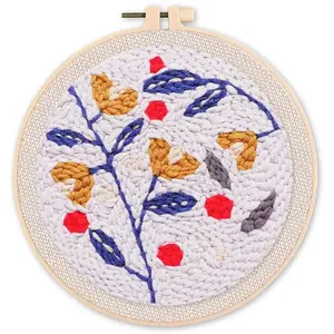 Figured'Art Punch Needle Kit Complet pour Adultes et Enfants - Houx sur Fond Bleu - Parfait pour Débutant. Set prêt à broder taille 20x20cm avec cadre circulaire