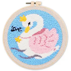 Figured'Art Punch Needle Kit Complet pour Adultes et Enfants - Cygne Love - Parfait pour Débutant. Set prêt à broder taille 20x20cm avec cadre circulaire