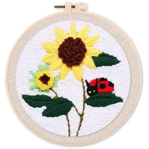 Figured'Art Punch Needle Kit Complet pour Adultes et Enfants - Fleurs et Coccinelle - Parfait pour Débutant. Set prêt à broder taille 20x20cm avec cadre circulaire