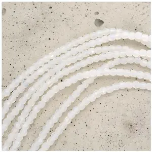Perles de Bohème sur Fil - Rondes Facettées Blanc Opaline 2 mmVendu parscrapmalin