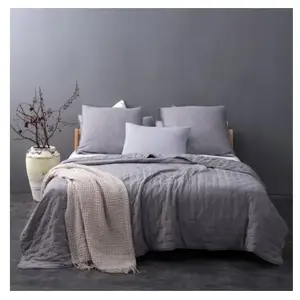 LINDER Couvre lit matelassé et moelleux (180x240 cm - Gris clair) pas cher