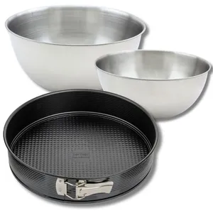 Lot comprenant 1 Moule à manqué 30 cm, 1 spatule Zenker et 2 bols à mi... pas cher