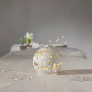 STAR TRADING Lampe sphérique LED Merry X-Mas Ø 12cm blanc verre Fonctionnement sur pilesVendu parluminaire