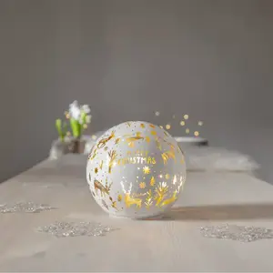 STAR TRADING Lampe sphérique LED Merry X-Mas Ø 15cm blanc verre Fonctionnement sur pilesVendu parluminaire