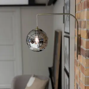 Comparateur de prix : Markslöjd Applique Dione avec prise, laiton/gris fumée