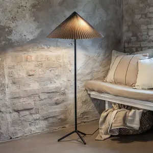 Comparateur de prix : Markslöjd Lampe sur pied Plisado, gris, fer/tissu, hauteur 140 cm