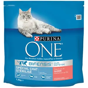 PURINA ONE Croquettes saumon - Spécial chat stérilisé - 1.5 kg pas cher