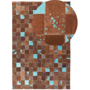 BELIANI Tapis Patchwork 140 x 200 cm en Peau de Vache Marron et Bleu Fait à la Main Aliaga