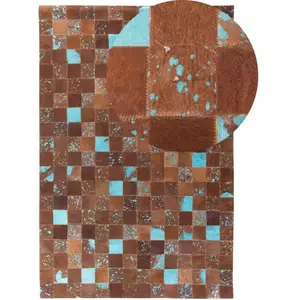 BELIANI Tapis Patchwork 160 x 230 cm en Peau de Vache Marron et Bleu Fait à la Main Aliaga