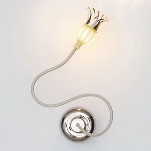 Serien Lighting Applique Poppy dont les pétales s'épanouissentVendu parluminaire