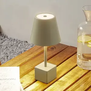 Comparateur de prix : Lindby lampe de table LED rechargeable Janea CUBE, vert, métal