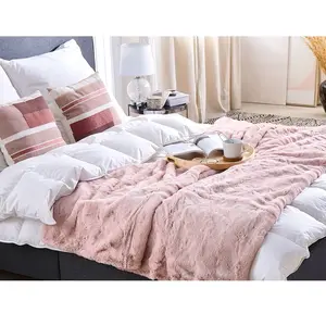 BELIANI Couverture en polyester rose 220x200cm pas cher
