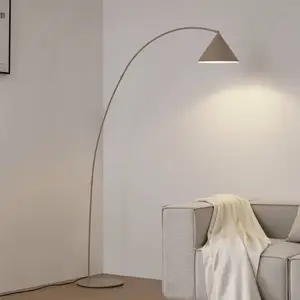 Lindby lampadaire arqué Triangolo, beige, hauteur 195 cm, métal, E27 pas cher