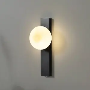 Lindby applique murale Tavrik, noir/blanc, hauteur 30 cm, verre pas cher