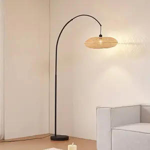 Lindby lampadaire arqué Solvian, noir/naturel, bambou, métalVendu parluminaire