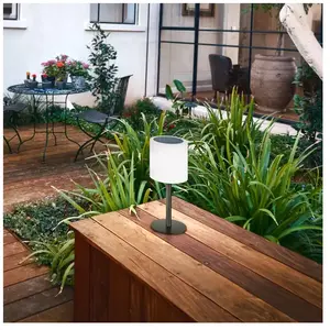 Comparateur de prix : FH Lighting Lampe table solaire LED Lesina, noir sable/blanche