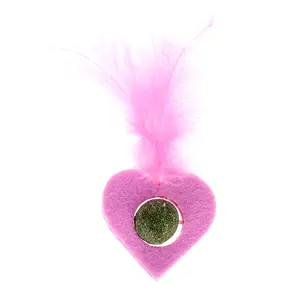Jouet TIAKI Coeur garni de menthe à chat avec plume pour chat - 1 jouetVendu parzooplus