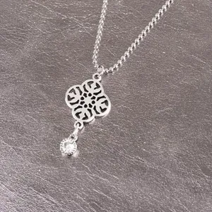 Comparateur de prix : Rayher Pendentif breloque en métal - Ornement Fleur Argenté - 15 mm