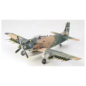 Tamiya Maquette avion : Douglas A-1J Skyraider U.S. Air Force pas cher
