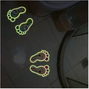 Pack de 4 stickers traces de pieds phosphorescentsVendu parambiance-sticker