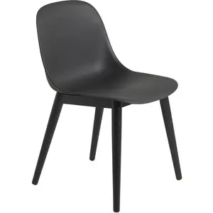 Chaise noire piétement en chêne Fiber - Muuto pas cher