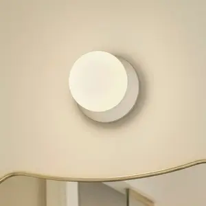 Comparateur de prix : Nuura Aps Applique murale Nuura Liila 1 IP44, Ø 14 cm, argent/opale