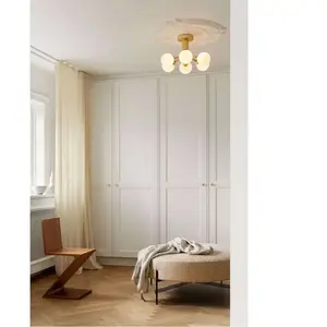 Nuura Aps Plafonnier Nuura Apiales 6, couleur laiton/opale, Ø 50 cmVendu parluminaire