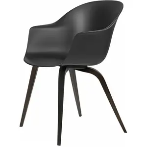 Chaise noire semi-mate en hêtre teinté noir Bat - Gubi pas cher