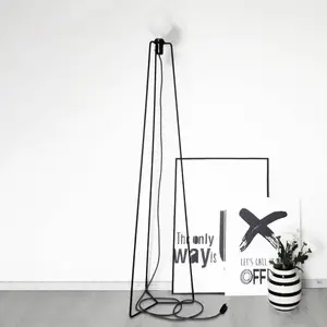 GRUPA Model M3 lampadaire LED noir, câble noir pas cher