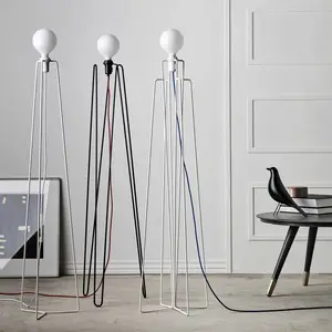 GRUPA Model M3 lampadaire LED blanc, câble blanc pas cher