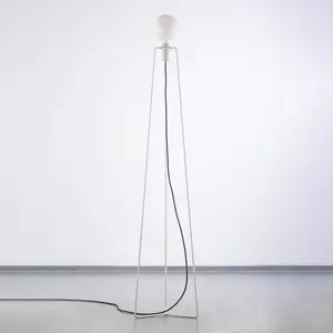 GRUPA Model M3 lampadaire LED blanc, câble noir