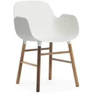 Normann Copenhagen Fauteuil blanc avec structure en bois de noyer