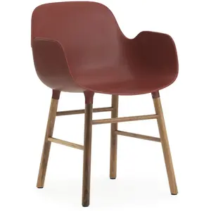 Normann Copenhagen Fauteuil rouge avec structure en bois de noyer