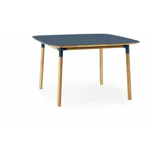 Normann Copenhagen Form bleu table en chêne