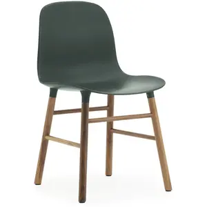 Chaise en noyer naturel et pp vert Form - Normann Copenhagen pas cher