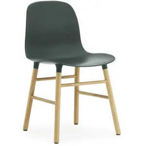 Chaise Form avec structure en bois - vert - Chêne Normann Copenhagen pas cher