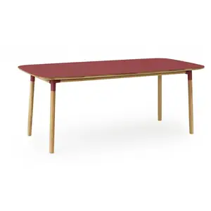Normann Copenhagen Formulaire table de chêne rouge