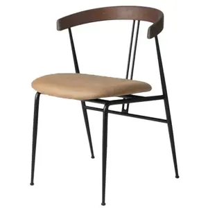 GUBI chaise avec accoudoirs et coussin VIOLIN (Cat. F Sørensen Dunes 21004 - Cuir, noyer américain huilé et acier peint en noir)